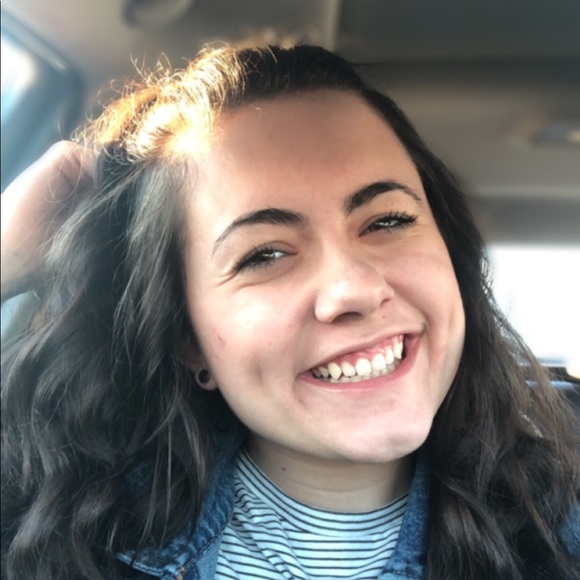 Meet your Posher, Becca - Picture 3 of 3